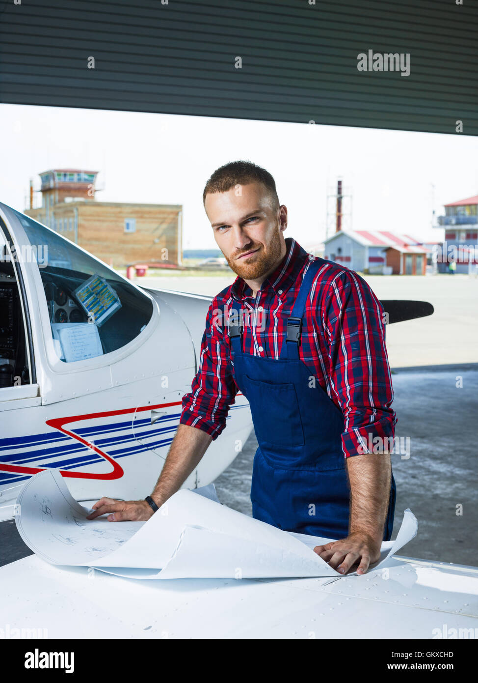 Mechanic looking aircraft hi-res stock photography and images - Alamy