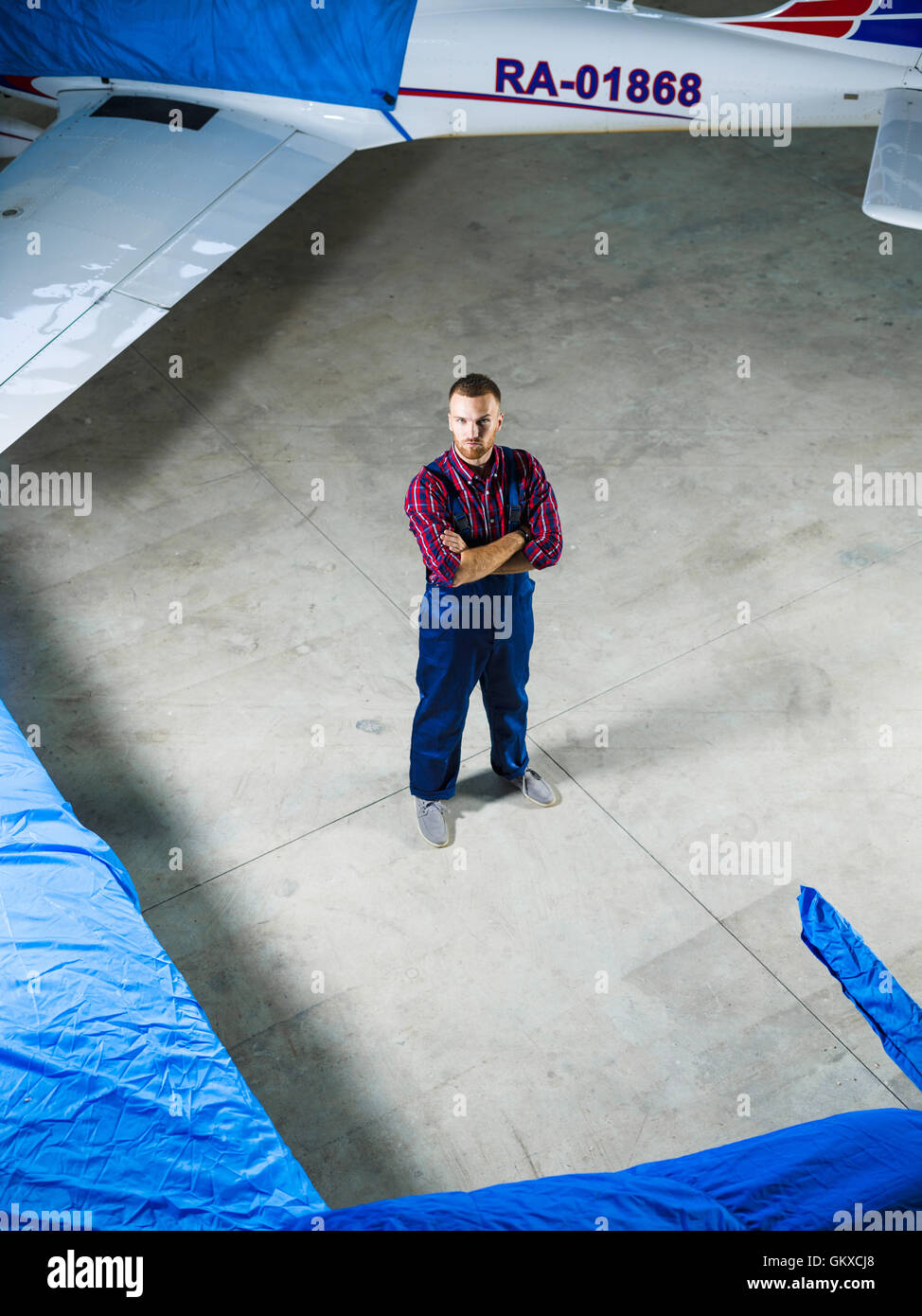 Mechanic looking aircraft hi-res stock photography and images - Alamy