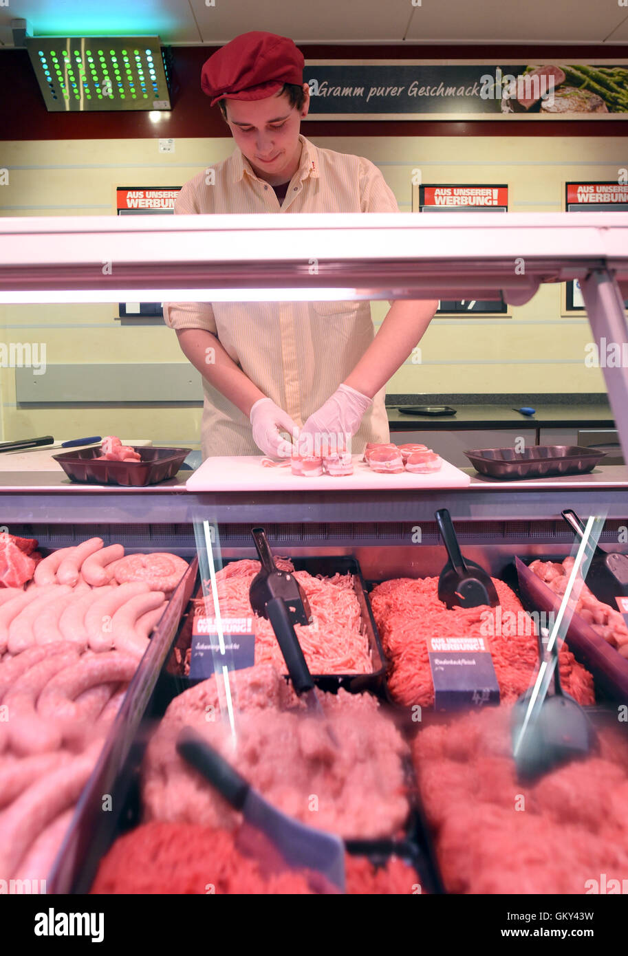 Moenchengladbach, Germany. 22nd Aug, 2016. Butcher trainee Maurice Feldbusch prepares medaillons of pork during a press appointment on the topic 'Job market factor trade: training and entry qualifications' in a branch of supermarket chain real,- SB-Warenhaus in Moenchengladbach, Germany, 22 August 2016. Photo: Henning Kaiser/dpa/Alamy Live News Stock Photo