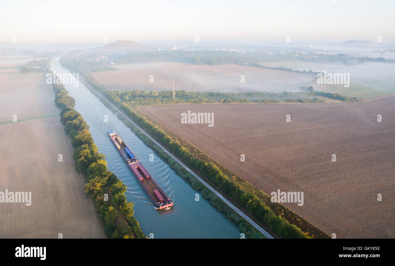 Hannover, Germany. 24th Aug, 2016. An inland vessel drives on the Mittellandkanal in the morning fog near Sehnde in the region of Hannover, Germany, 24 August 2016. Photo: Julian Stratenschulte/dpa/Alamy Live News Stock Photo