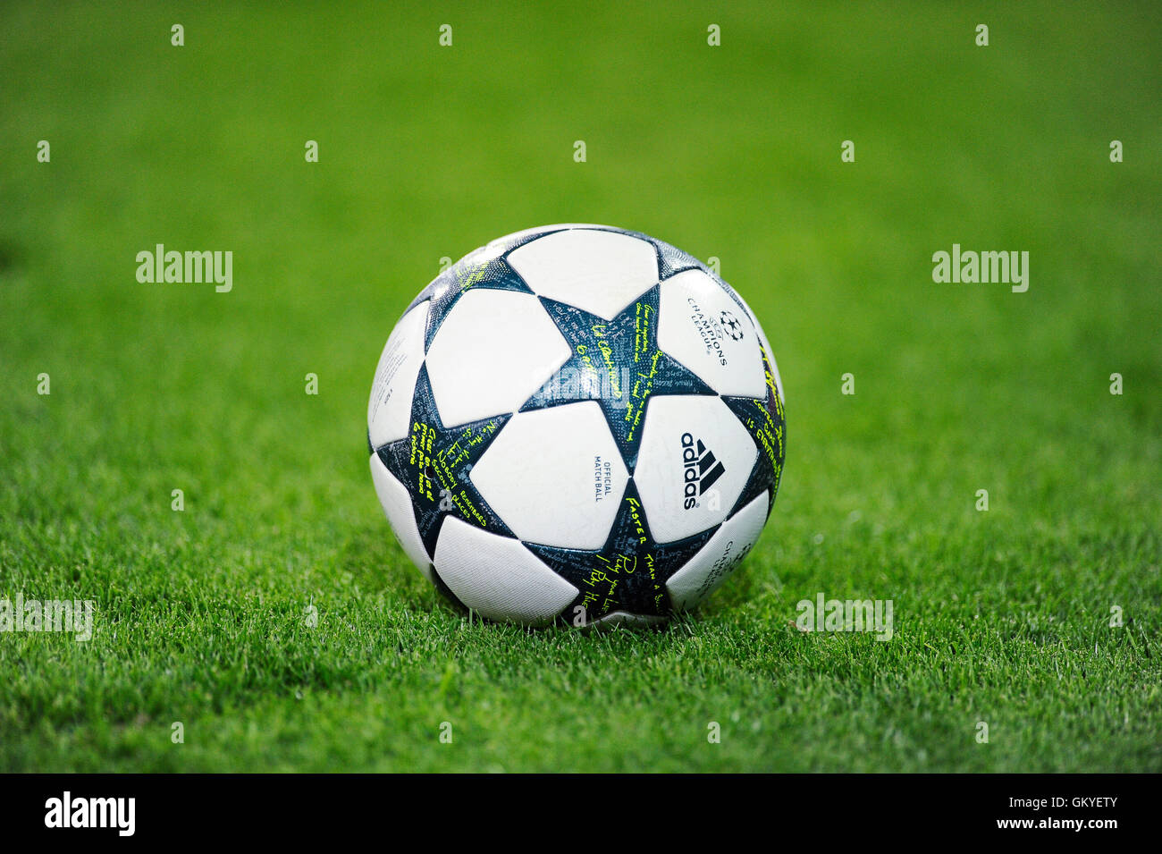 Champions league ball 2016 hi-res stock photography and images - Alamy