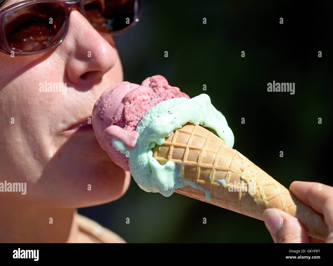 Hanover, Germany. 25th Aug, 2016. A woman with an ice cream cone with 2