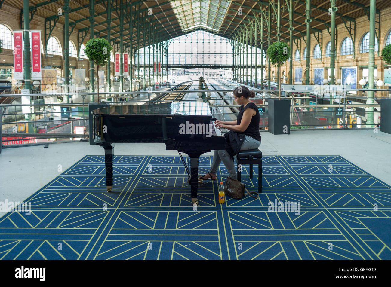 Piano at gare du nord hi-res stock photography and images - Alamy