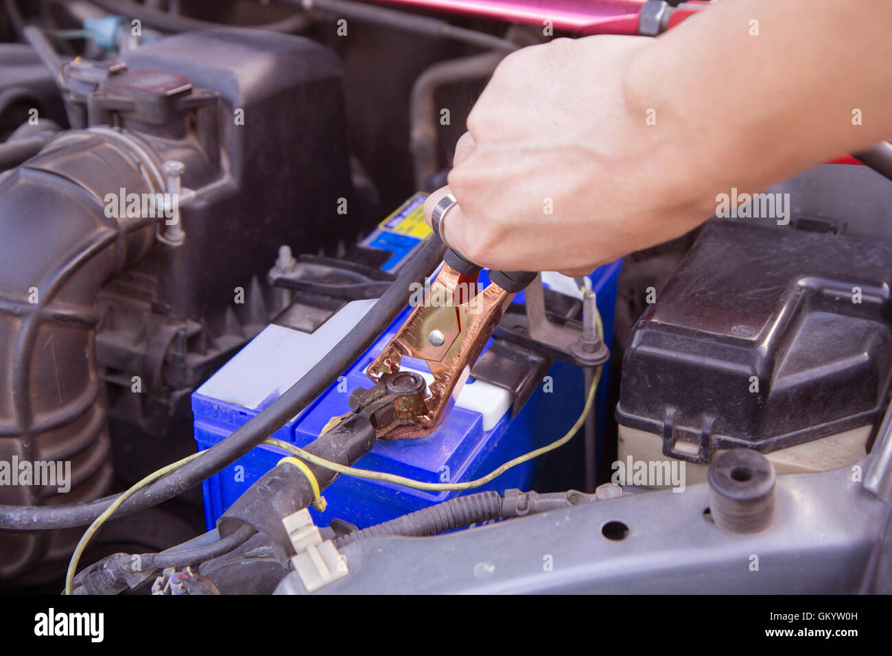 jumping the car battery / charging car battery Stock Photo Alamy