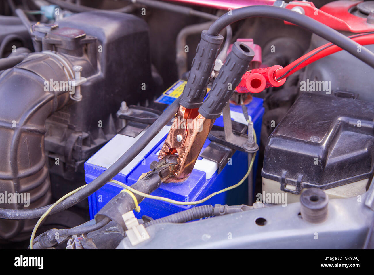 jumping the car battery / charging car battery Stock Photo Alamy