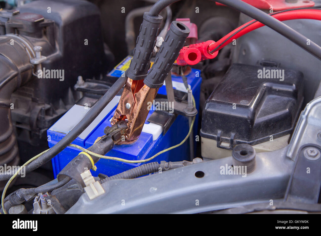 jumping the car battery / charging car battery Stock Photo Alamy