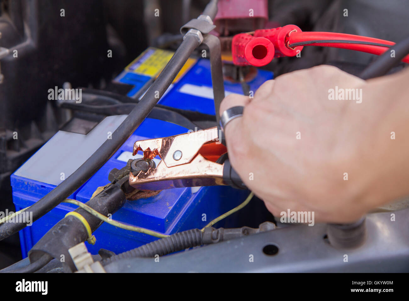 jumping the car battery / charging car battery Stock Photo Alamy