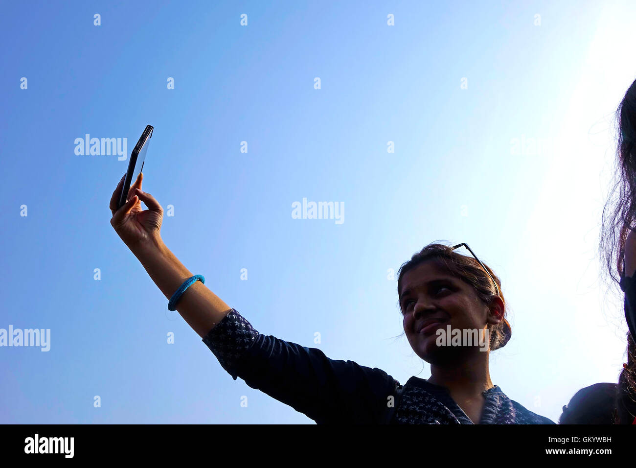 Selfie craze mobilemania Stock Photo Alamy