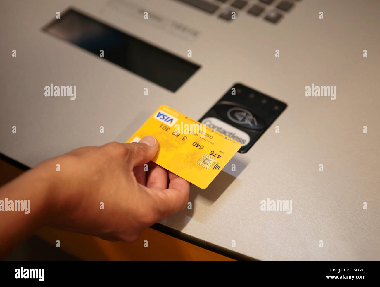 Using a credit card on a contactless payment system Stock Photo