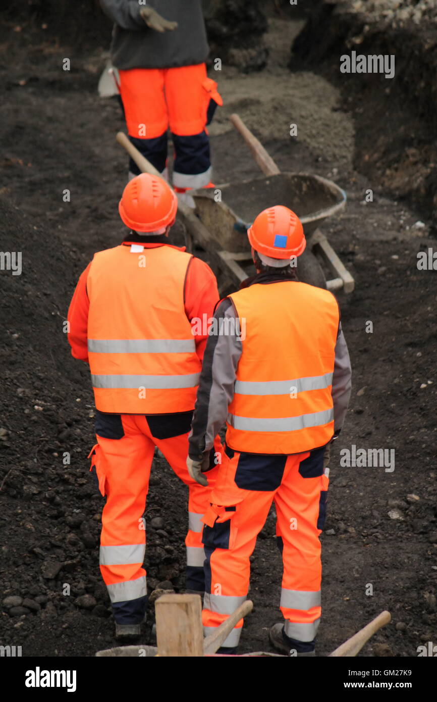 Builder talking to workers hi-res stock photography and images - Alamy