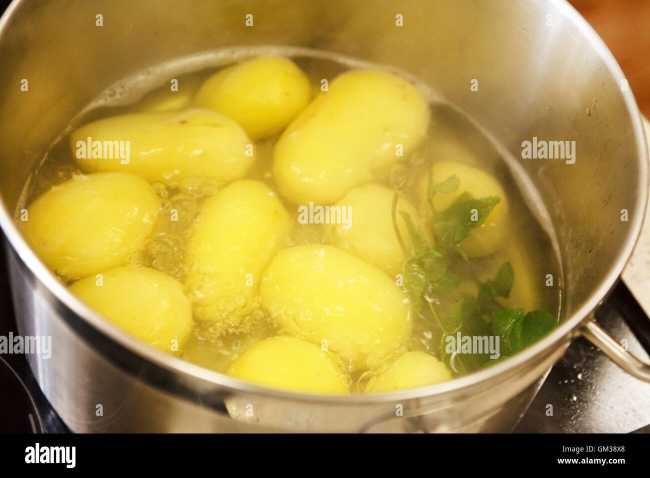 В подсоленной воде варят. Вареная картошка. Картофель в кастрюле. Картошка варится. Отварить картофель.