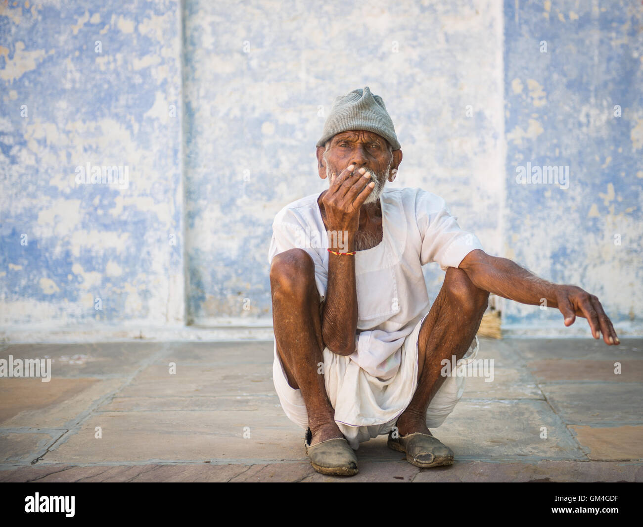 Indian man smoking in Talabgaon village, Rajasthan, India Stock Photo