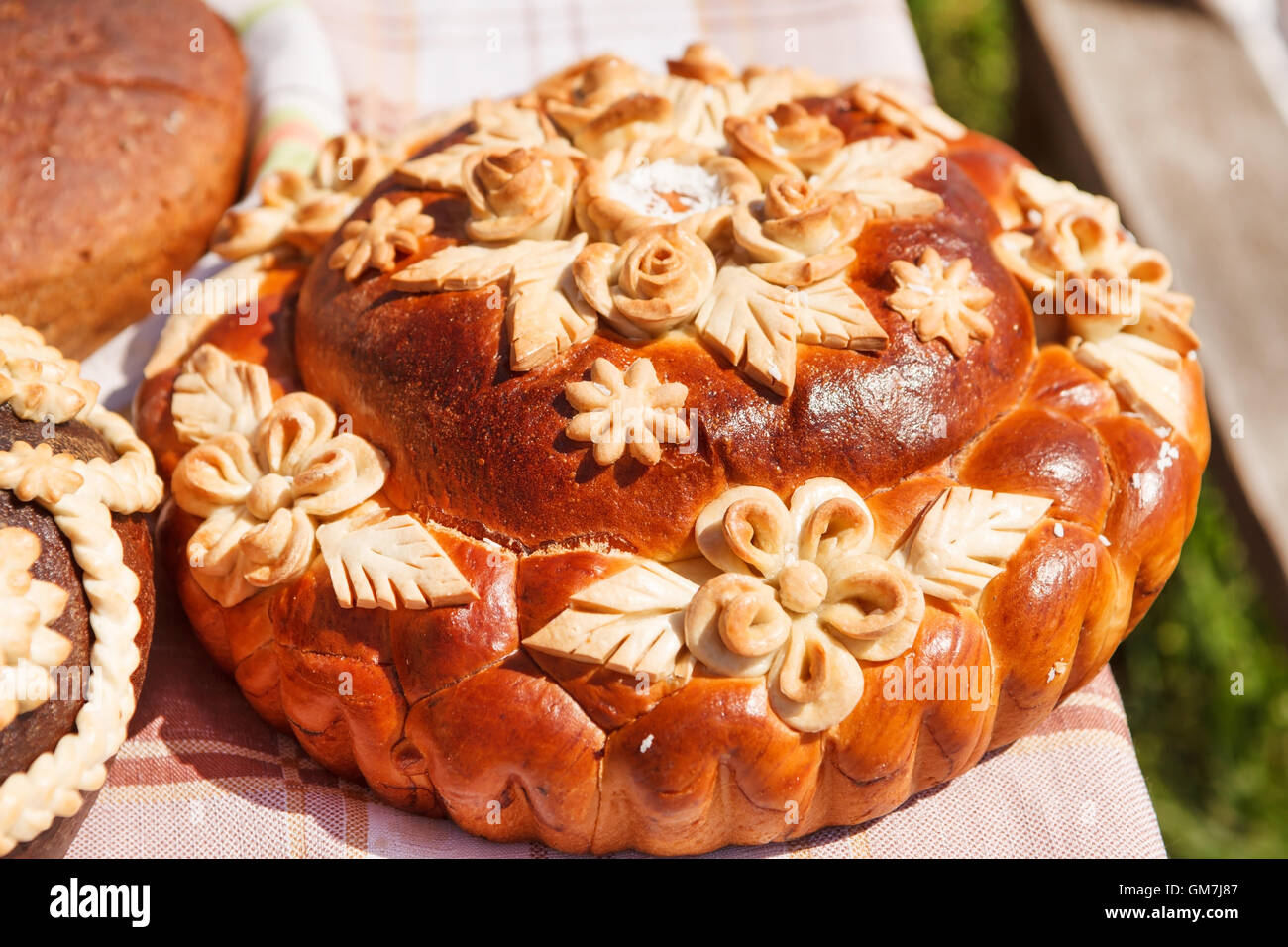 Деревня караваи. Свадебный каравай золотой колос. Деревня караваи. Украшение каравая. Деревня караваи.