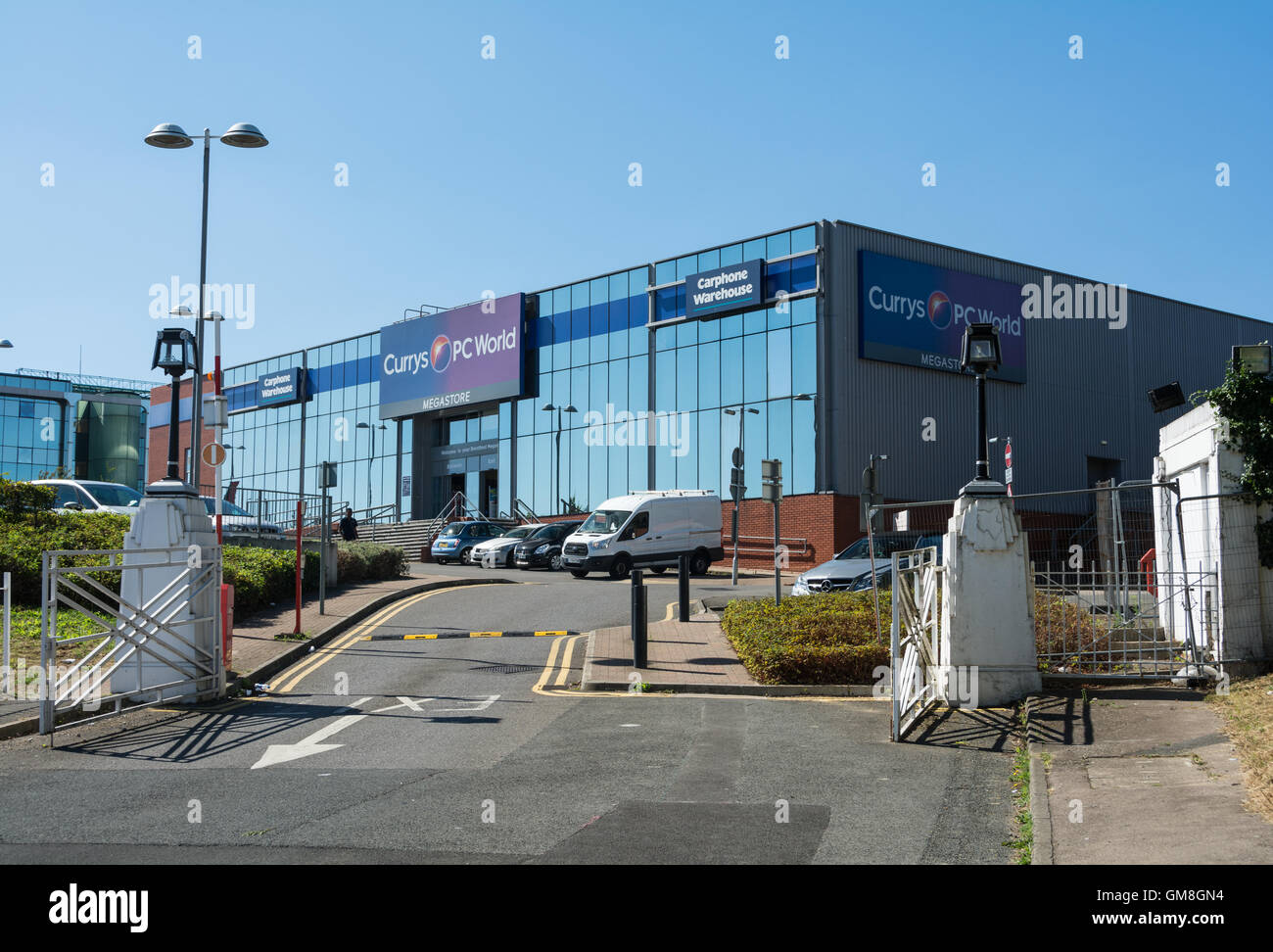 Exterior of the Currys PC World Megastore on the Great West Road