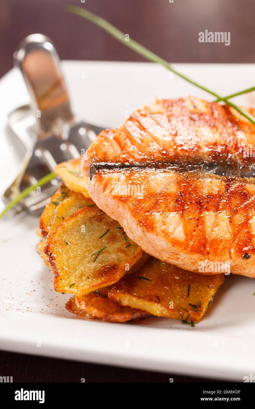 salmon steak with potatoes Stock Photo - Alamy
