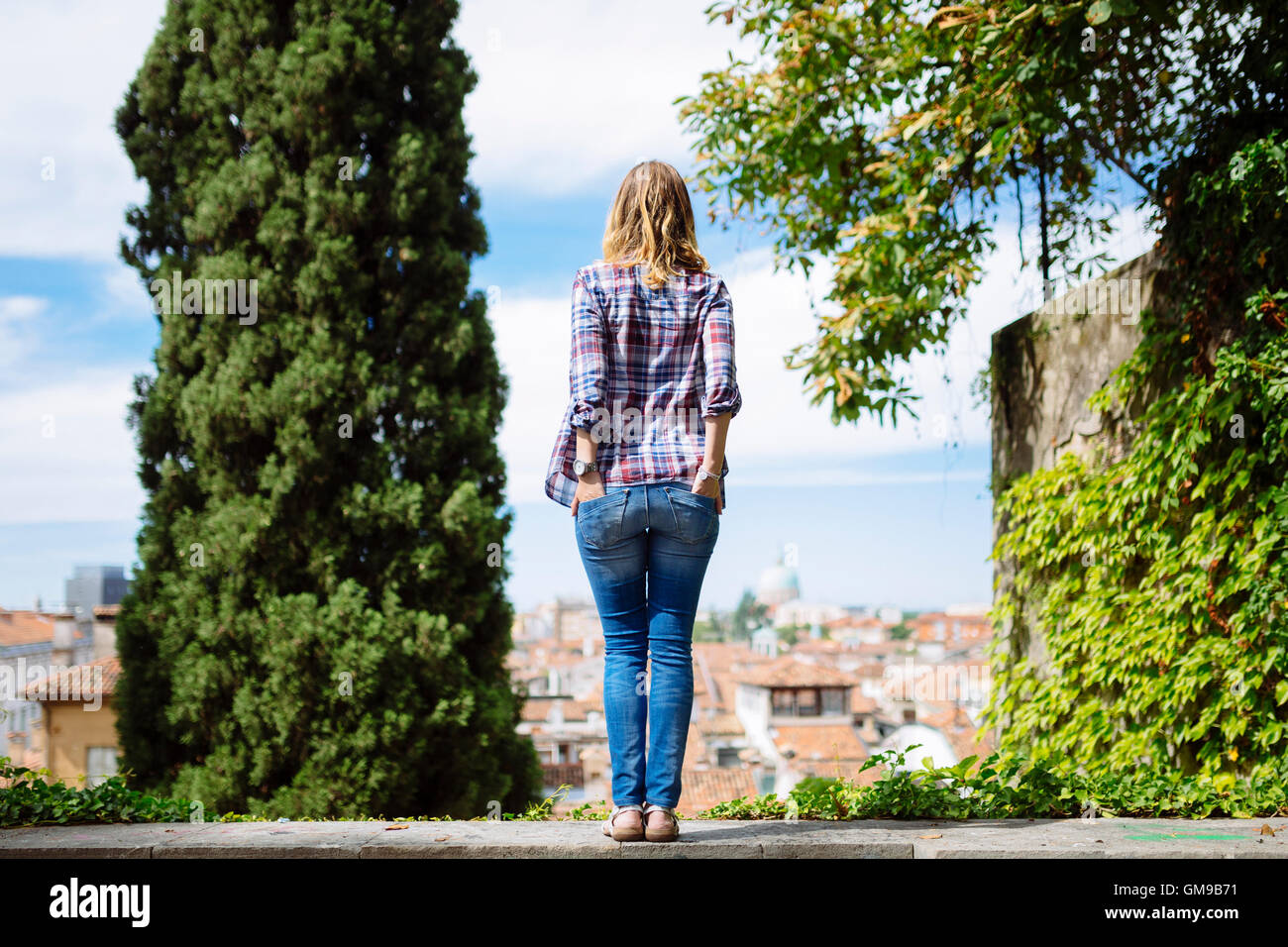 Woman hands in pocket back view hi-res stock photography and images - Alamy