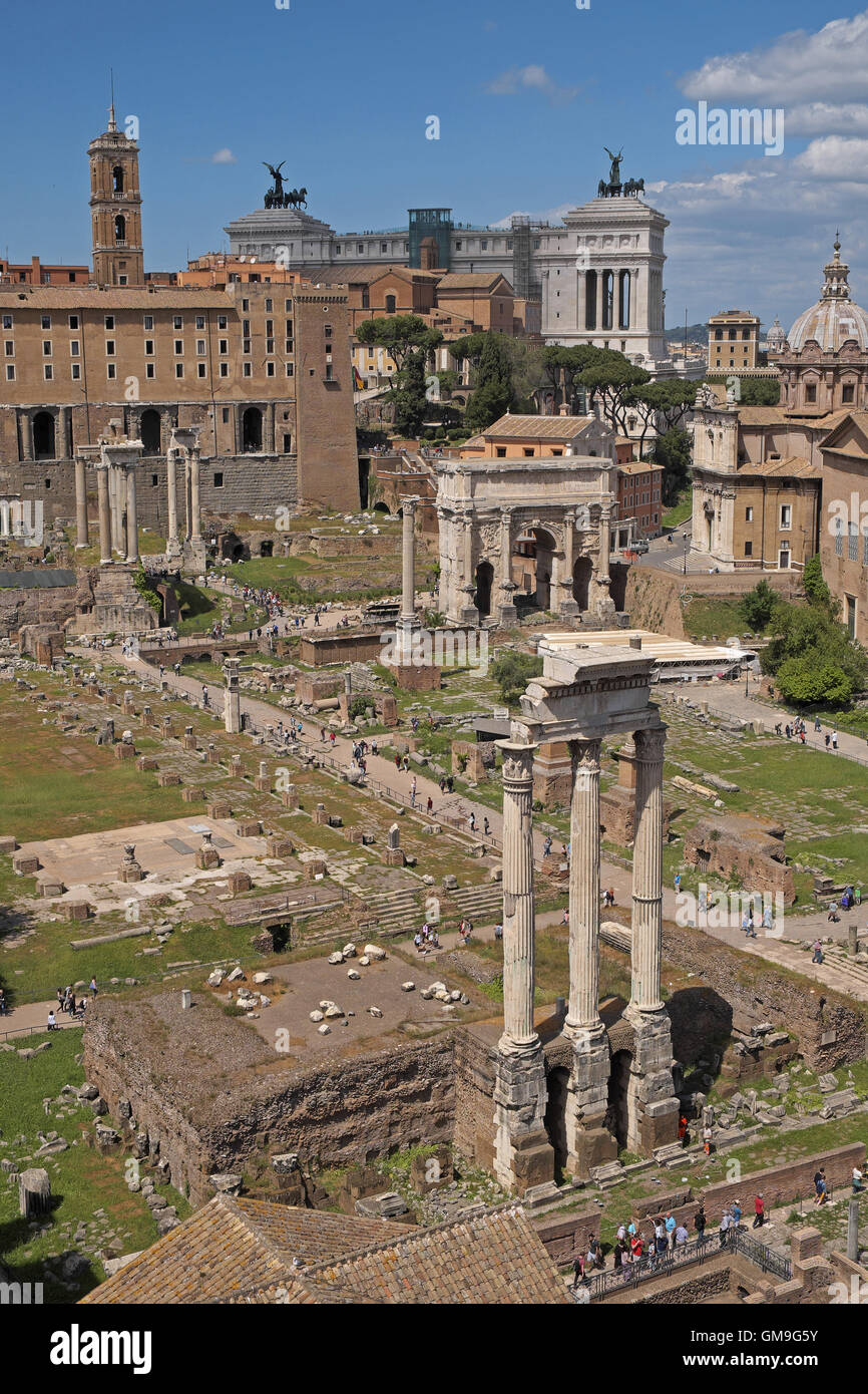 View of visitors at the ancient roman forum hi-res stock photography ...