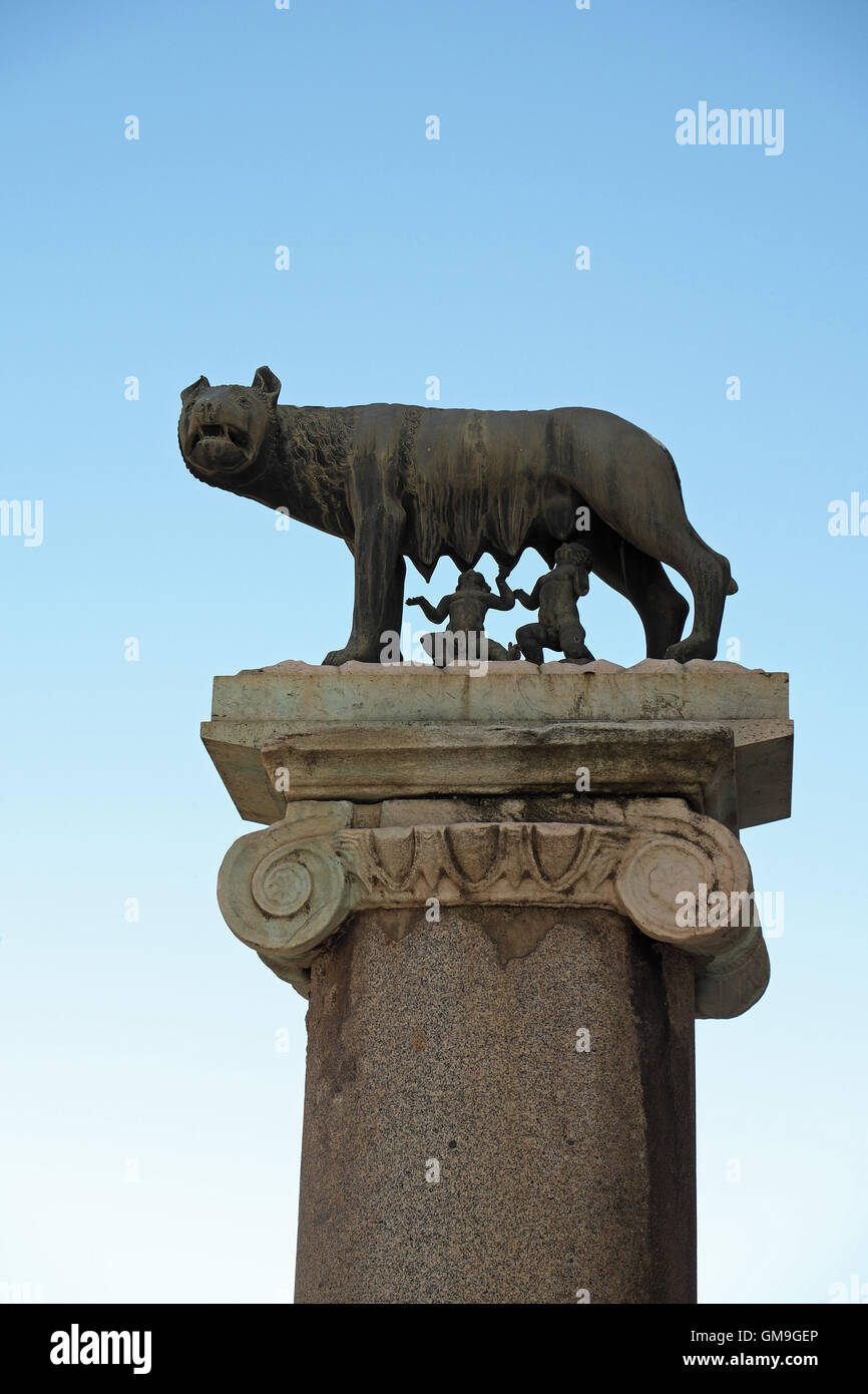 La Louve Rome File:She Wolf Replica Lupa Capitolina Rome.jpg