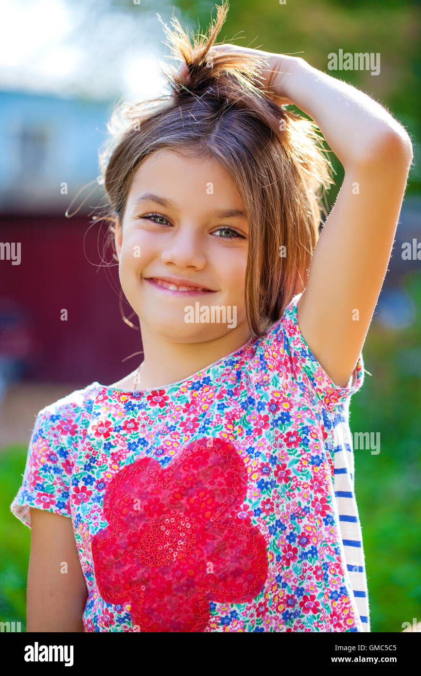 Belle fille de 2 ans image stock. Image du humain, robe - 10945007