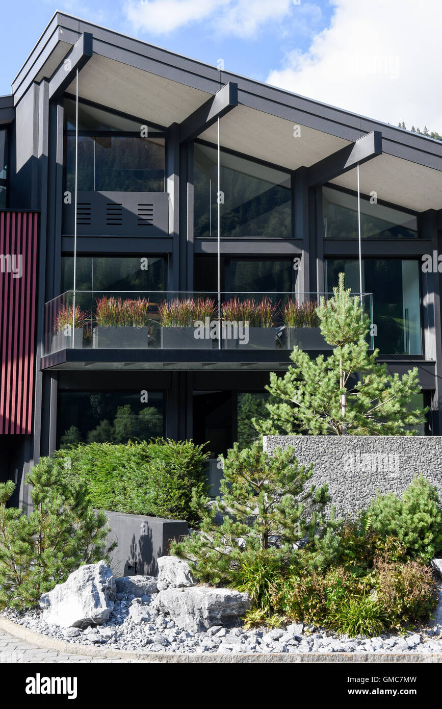 Luxurious modern multilevel house front Stock Photo Alamy