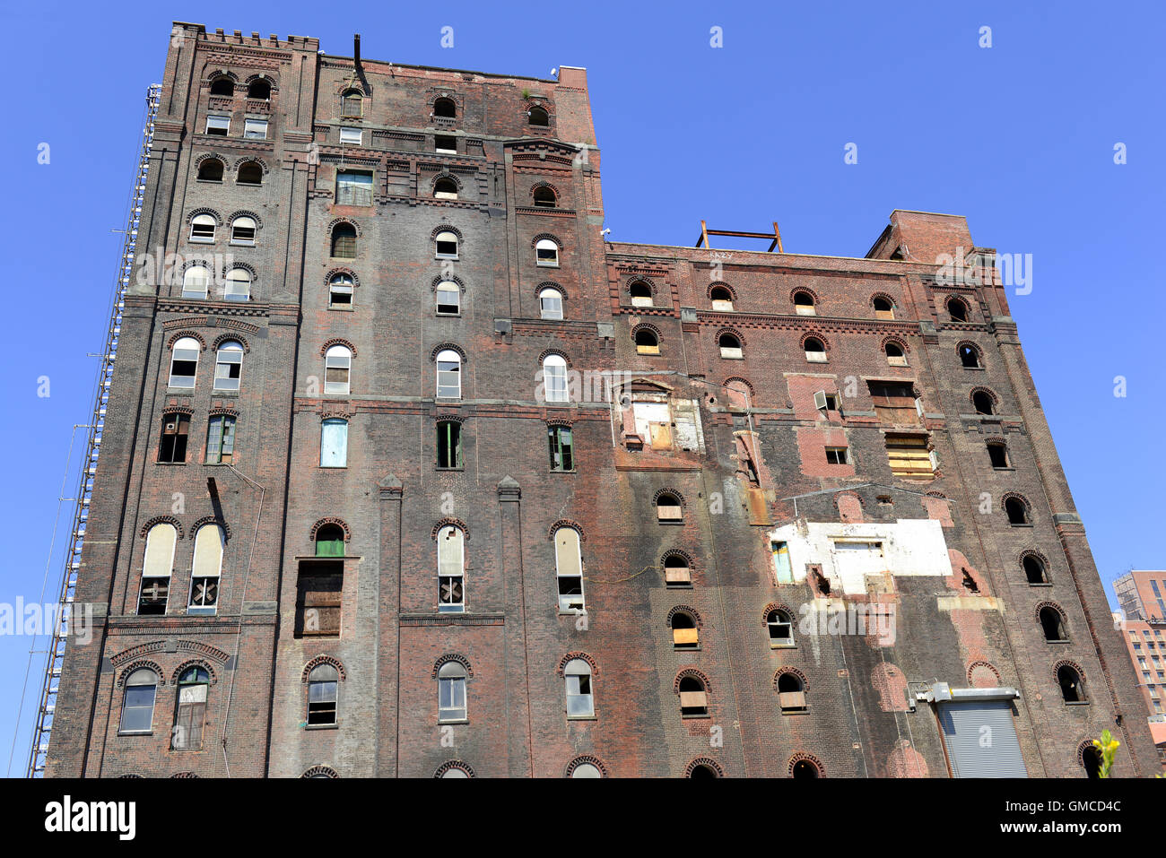 Abandoned brick building in lot with broken windows Stock Photo - Alamy