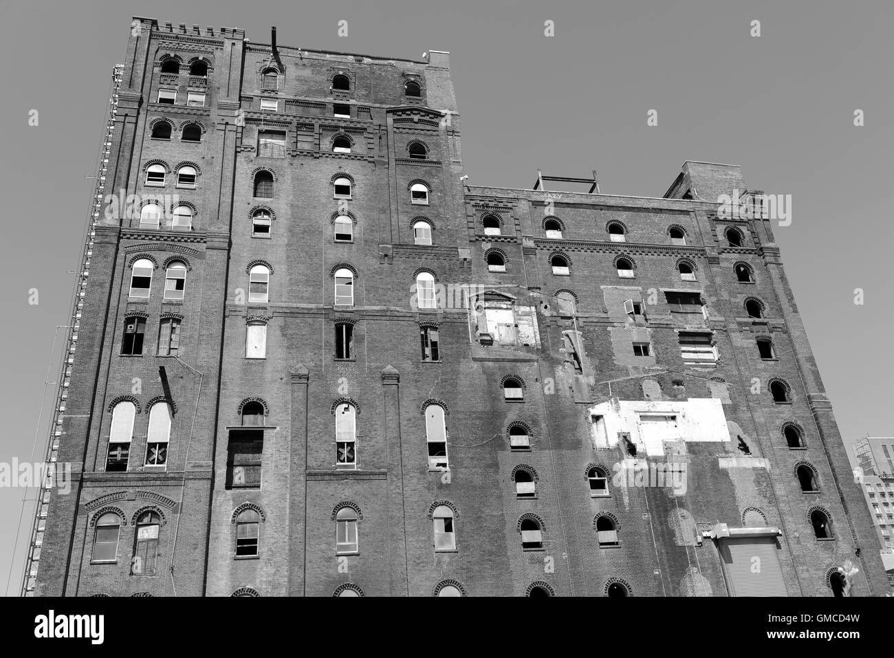 Abandoned brick building in lot with broken windows Stock Photo - Alamy