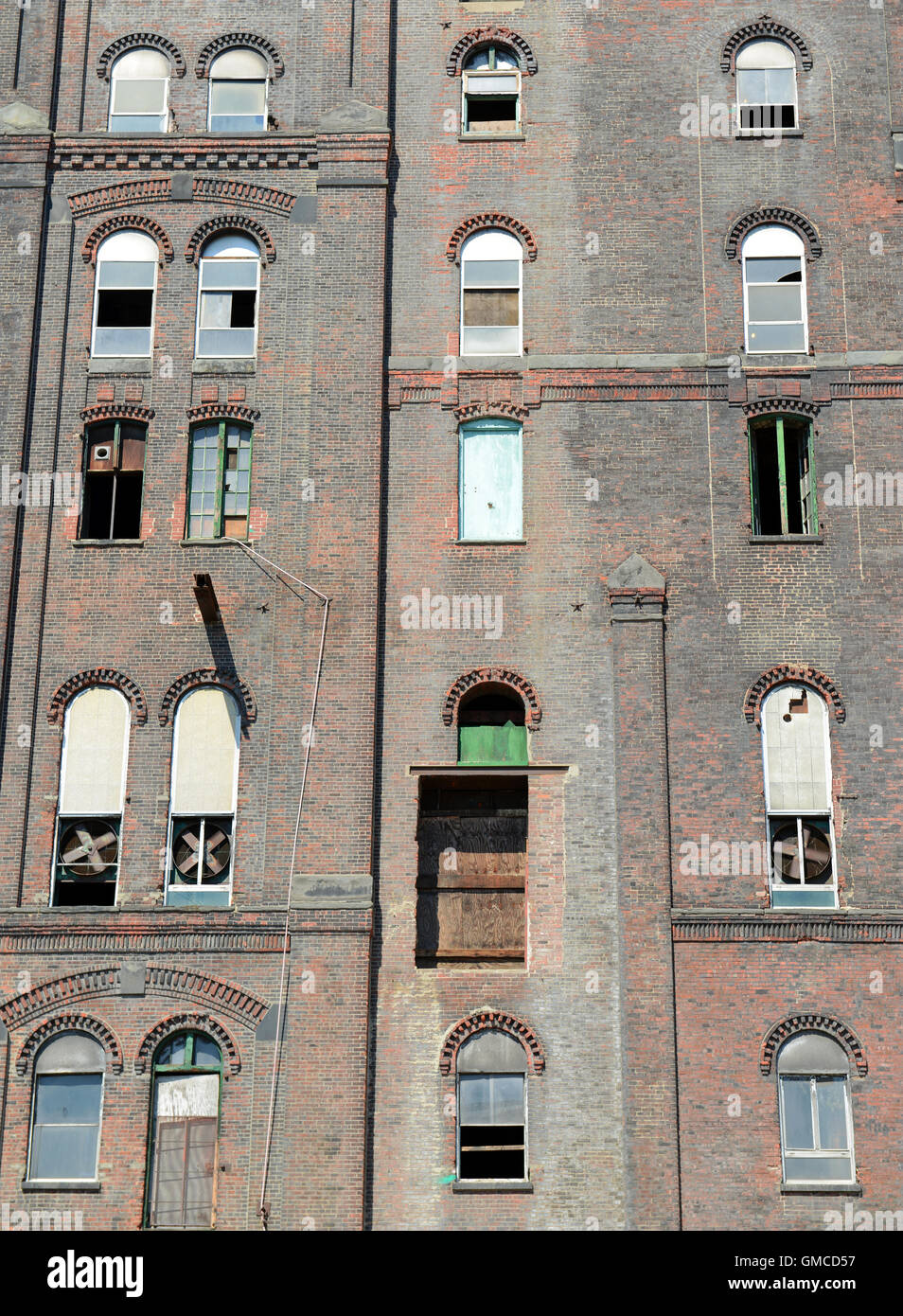 Abandoned brick building in lot with broken windows Stock Photo - Alamy