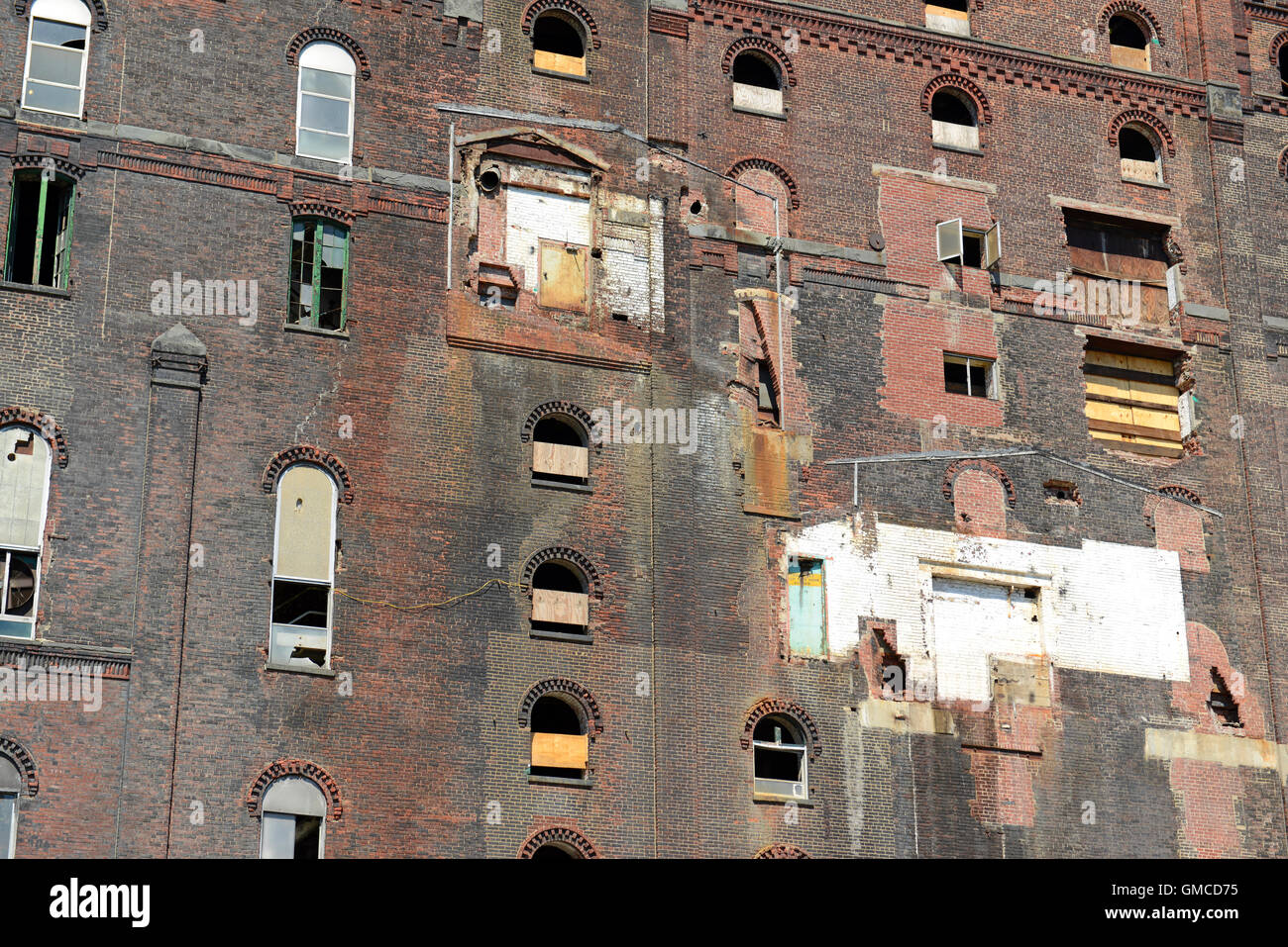 Abandoned brick building in lot with broken windows Stock Photo - Alamy