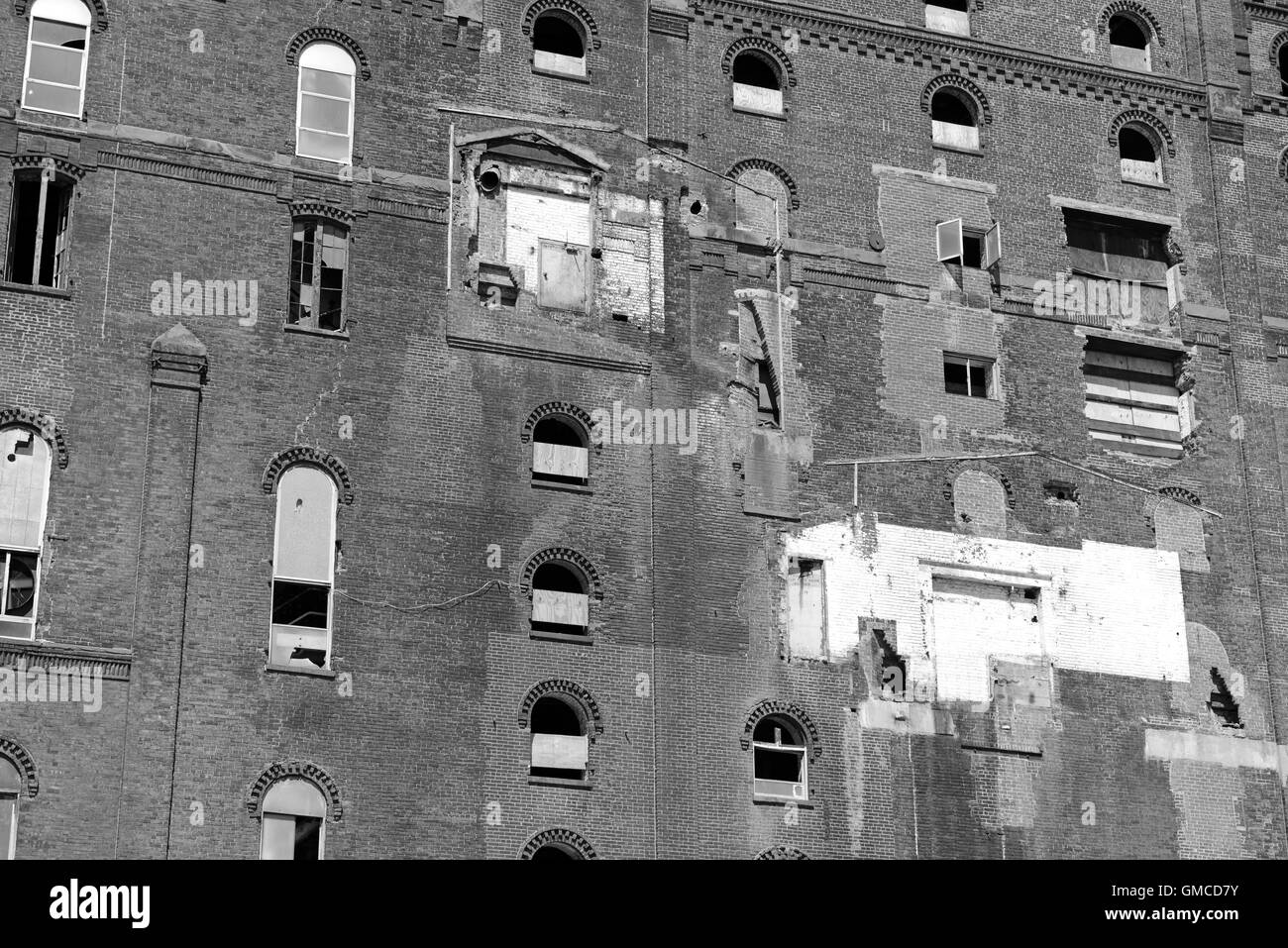 Abandoned brick building in lot with broken windows Stock Photo - Alamy