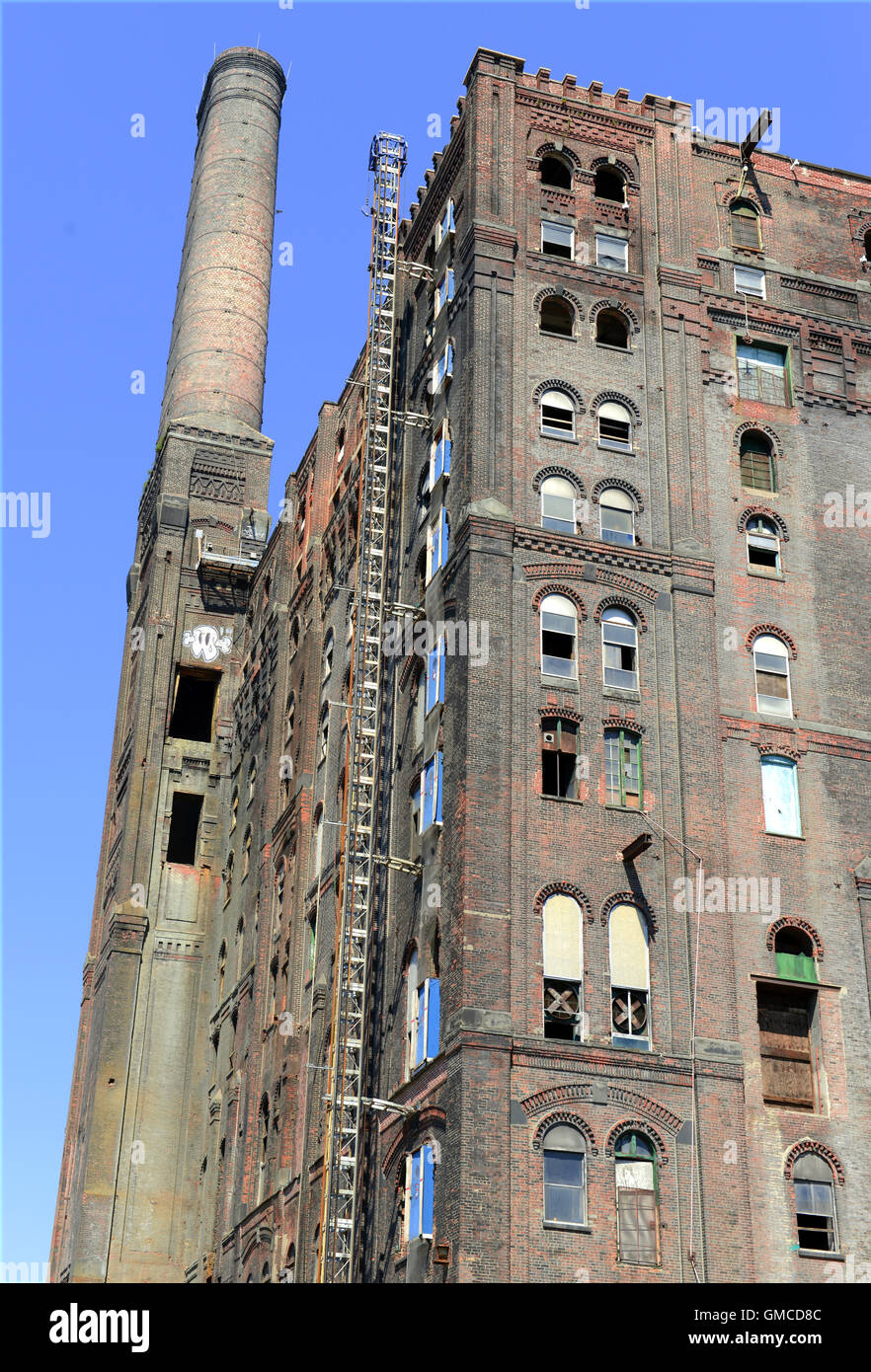 Abandoned brick building in lot with broken windows Stock Photo - Alamy