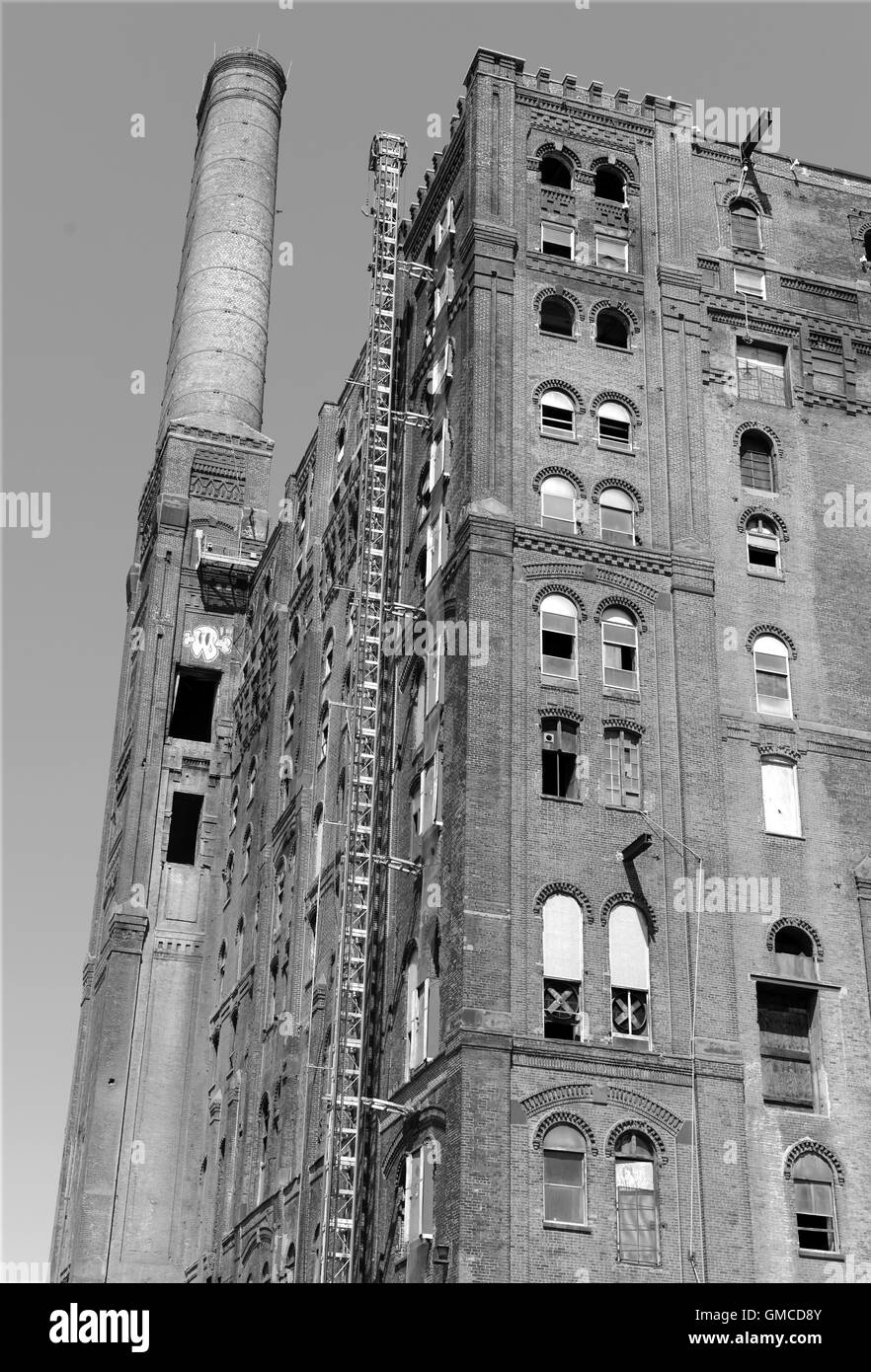 Abandoned brick building in lot with broken windows Stock Photo - Alamy