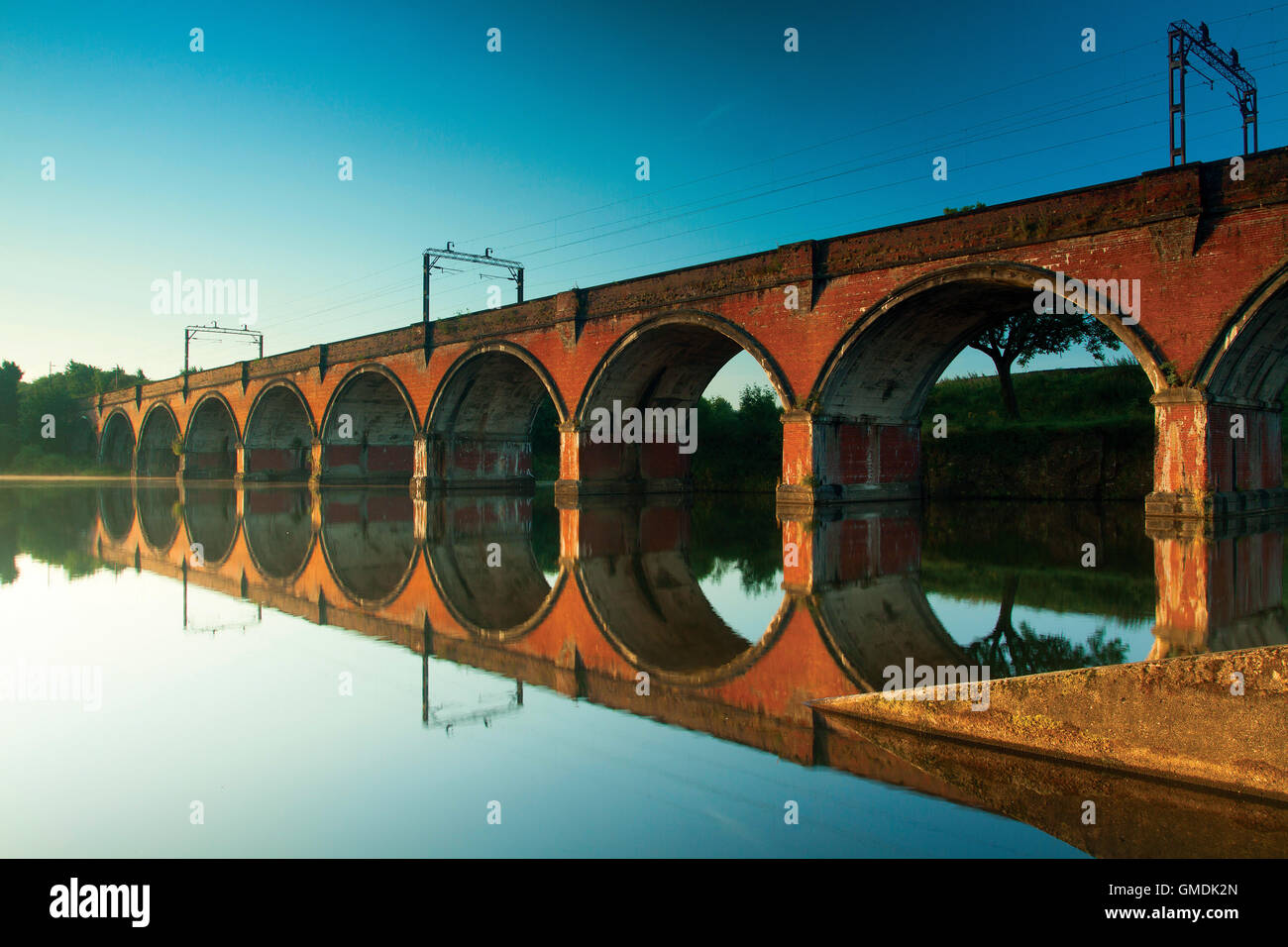 Railway viaduct reflected in Waulkmill Reservoir, Dams to Darnley Country Park, Barrhead, East Renfrewshire Stock Photo