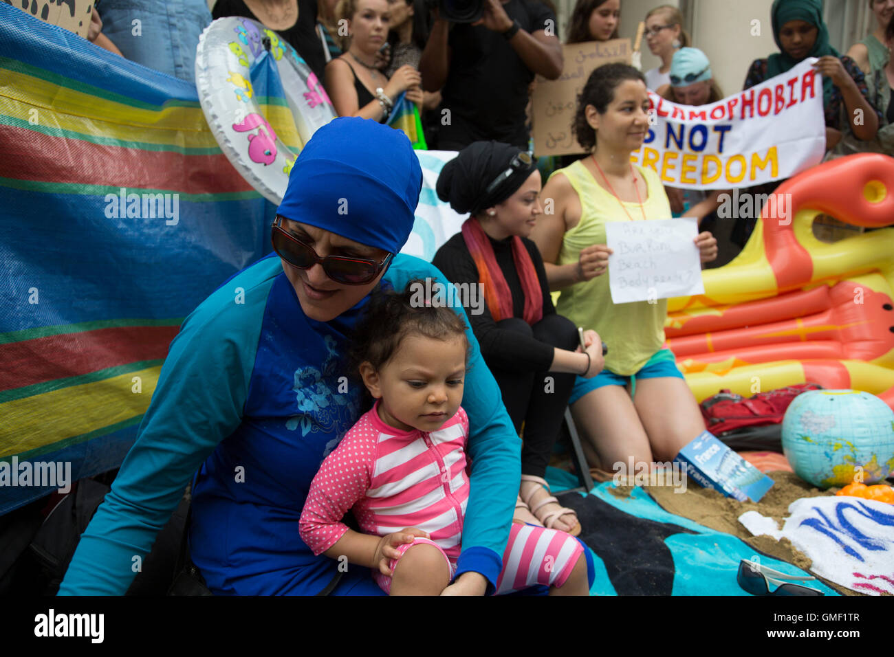 London, UK. 25th August, 2016. Wear what you want protest at the French embassy against the burkini ban for Muslim women on France’s beaches on 25th August 2016 in London, United Kingdom. Activists called on fellow supporters to descend on Knightsbridge saying “Come along to the French embassy and wear what you want - burkinis, bikinis, anything goes. Bring beach gear: beach umbrellas, towels, bat and ball, boules... Credit:  Michael Kemp/Alamy Live News Stock Photo