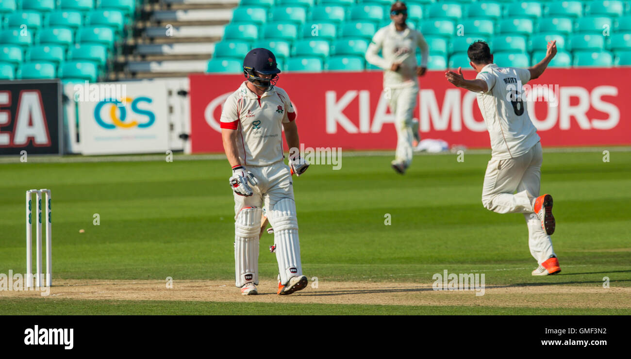 London, UK. 25 August 2016.. Mark Footitt celebrates getting the wicket of Steven Croft bowling for Surrey on day three of the Specsavers County Championship Division One match against Lancashire at the Oval. Credit:  David Rowe/Alamy Live News Stock Photo