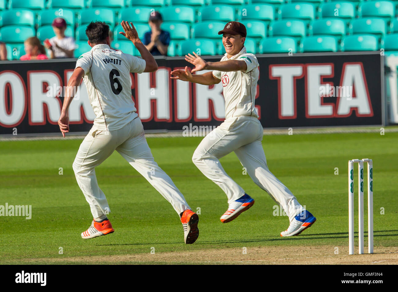 London, UK. 25 August 2016.. Mark Footitt celebrates getting the wicket of Steven Croft bowling for Surrey on day three of the Specsavers County Championship Division One match against Lancashire at the Oval. Credit:  David Rowe/Alamy Live News Stock Photo
