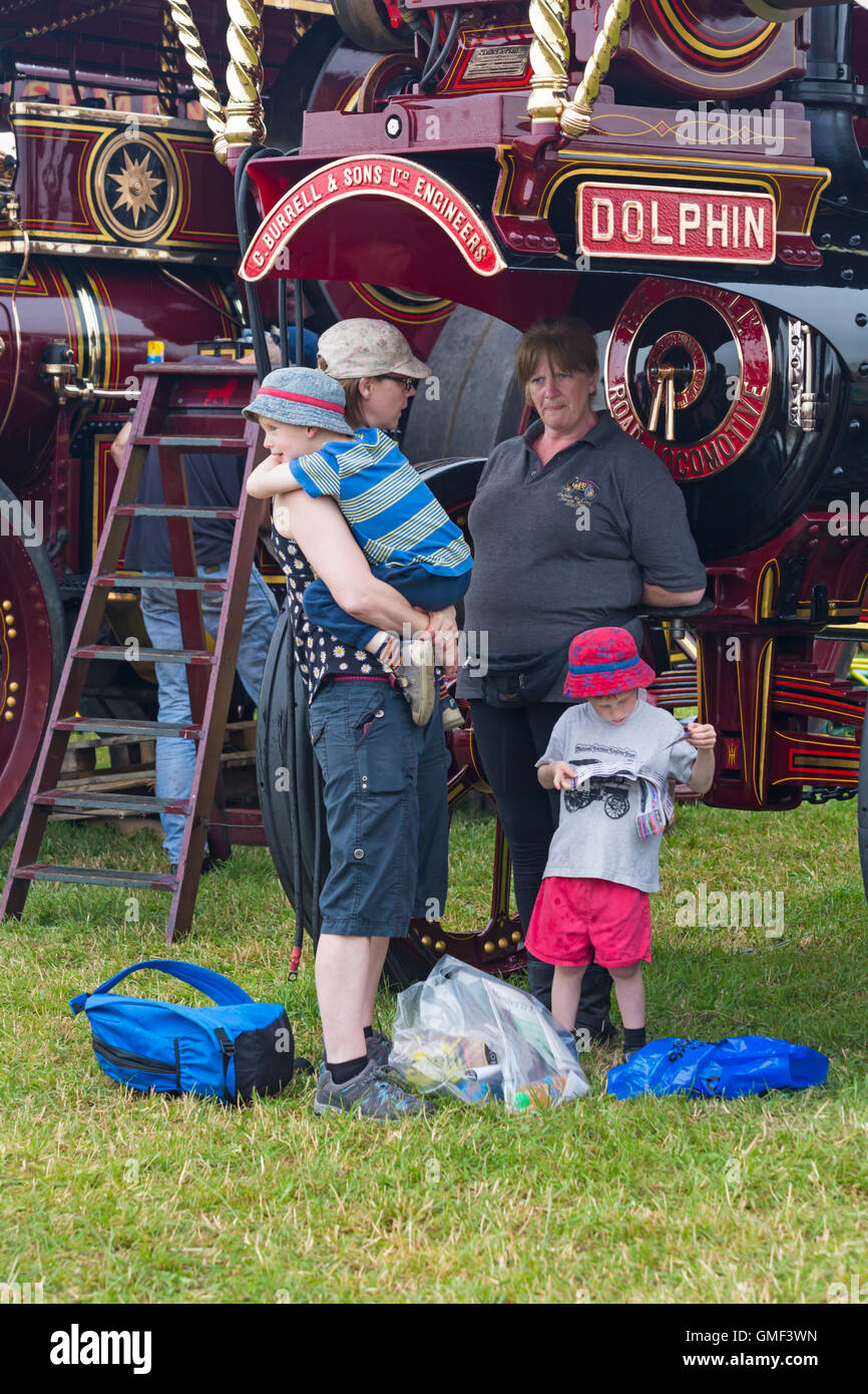 Tarrant Hinton, Blandford, Dorset, UK. 25 August, 2016. Visitors flock to Tarrant Hinton for the first day of the Great Dorset Steam Fair. The event runs until Monday and is expected to attract 200,000 visitors with the showground covering more than 600 acres. Sheltering from the rain and wet weather Credit:  Carolyn Jenkins/Alamy Live News Stock Photo