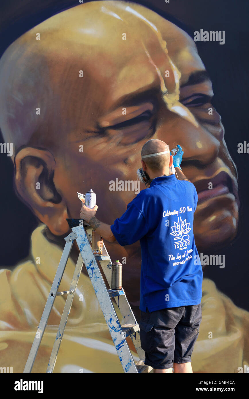 London, UK.  25 August 2016.  A devotee spray paints an image of the founder of ISCON, A.C. Bhaktivedanta, Swami Prabhupada, attend the biggest Janmashtami festival outside of India at the Bhaktivedanta Manor Hare Krishna Temple in Watford, Hertfordshire.  The event celebrates the birth of Lord Krishna. Credit:  Stephen Chung / Alamy Live News Stock Photo