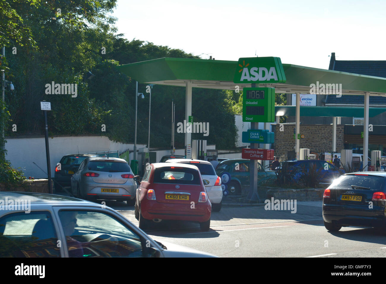 Bristol, UK. 26th August. Bank holiday traffic build up seen queuing for fuel on the top of whiteladies road filling station in Bristol. Credit:  Robert Timoney/Alamy Live News Stock Photo