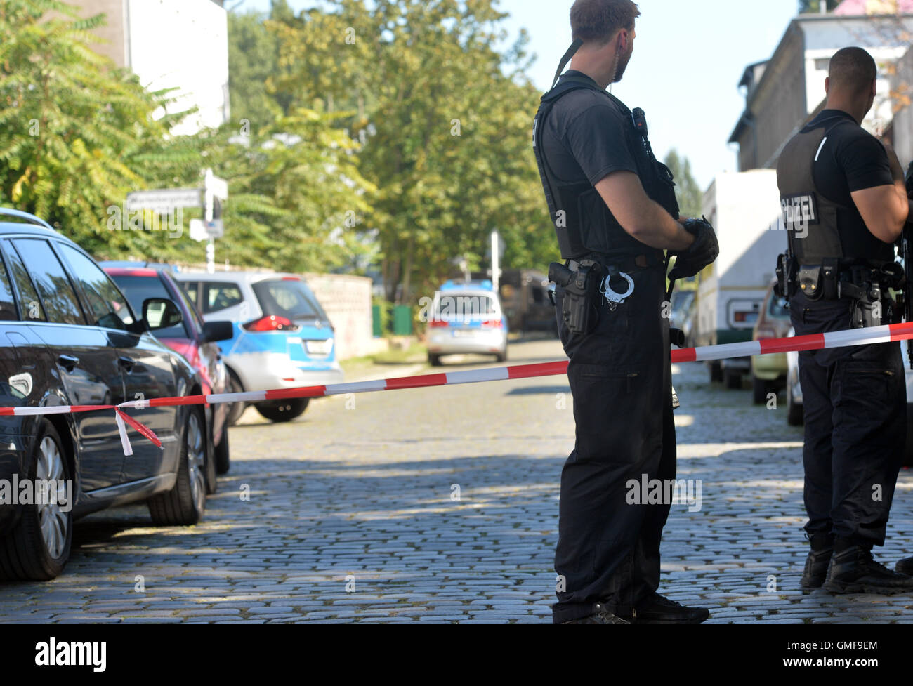 Berlin-Lichtenberg, Germany. 26th Aug, 2016. The police secure a crime scene in Berlin-Lichtenberg, Germany, 26 August 2016. A man was shot here, leaving him mortally injured. Photo: Paul Zinken/dpa/Alamy Live News Stock Photo