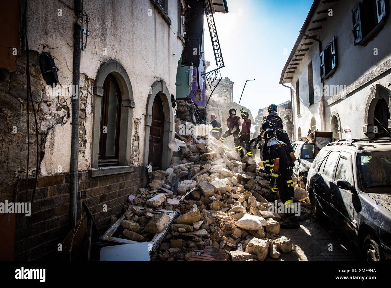 Earthquake damage house hi-res stock photography and images - Alamy