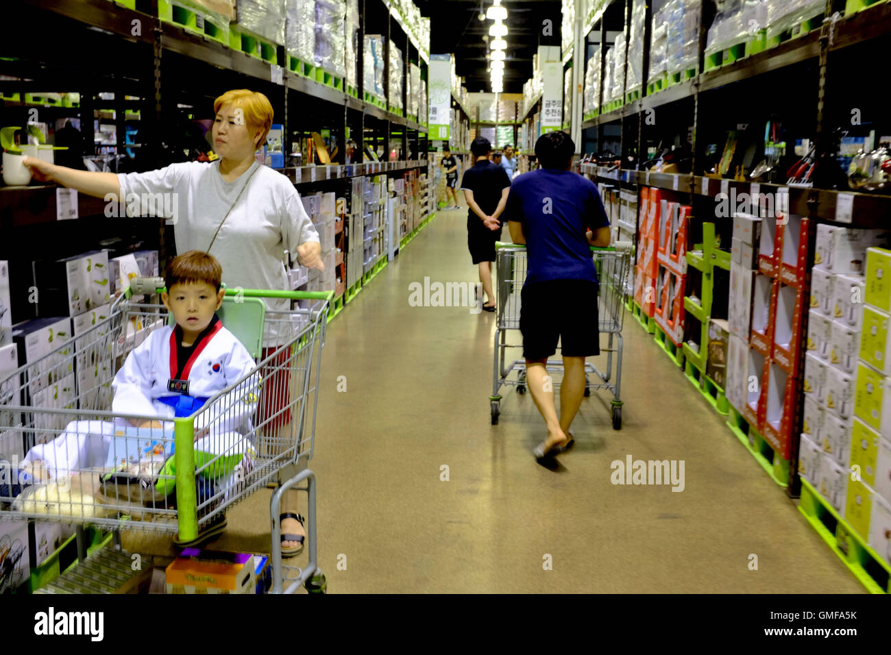 Emart hi-res stock photography and images - Alamy