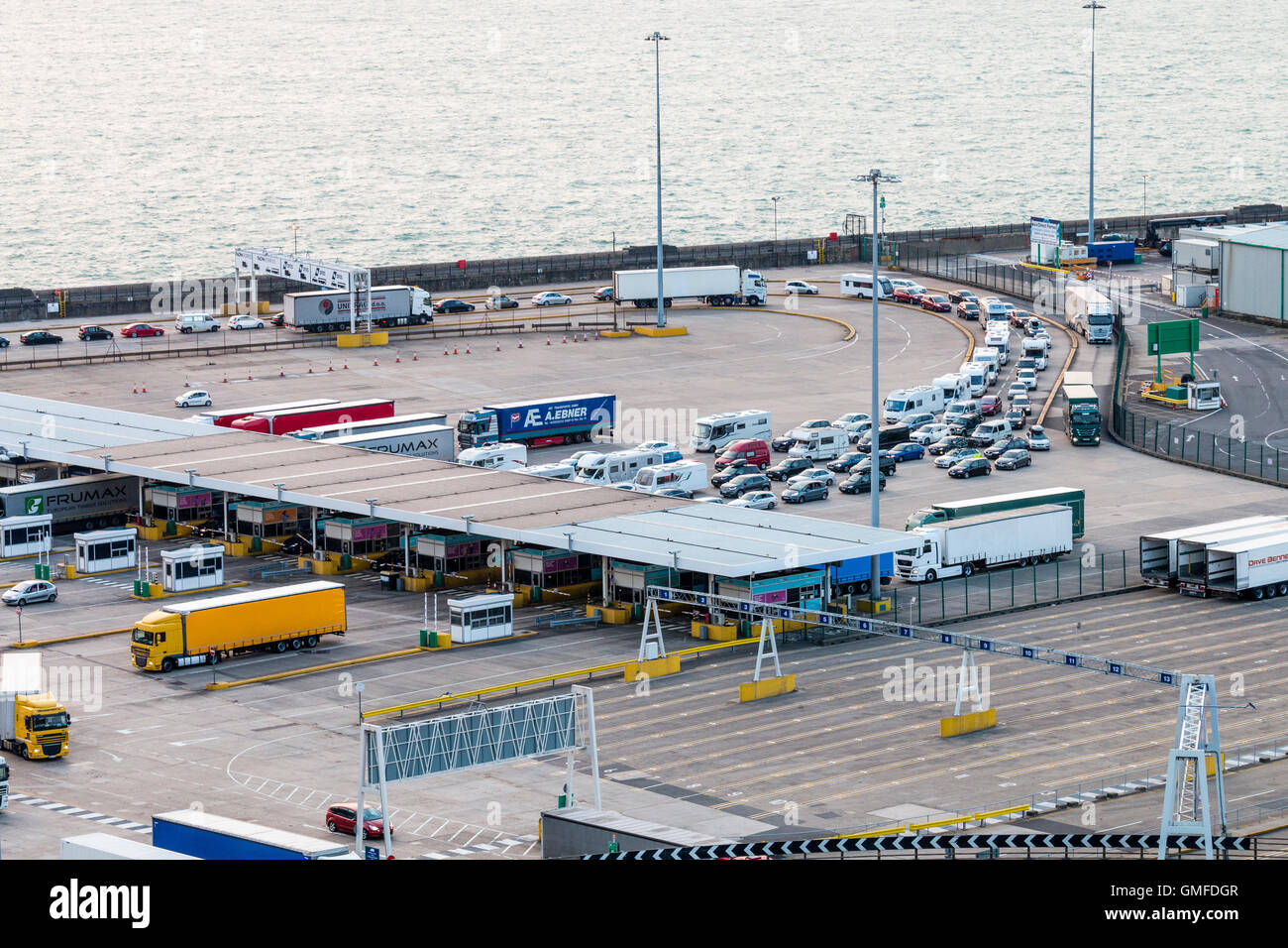 Lorries queuing dover hires stock photography and images Alamy