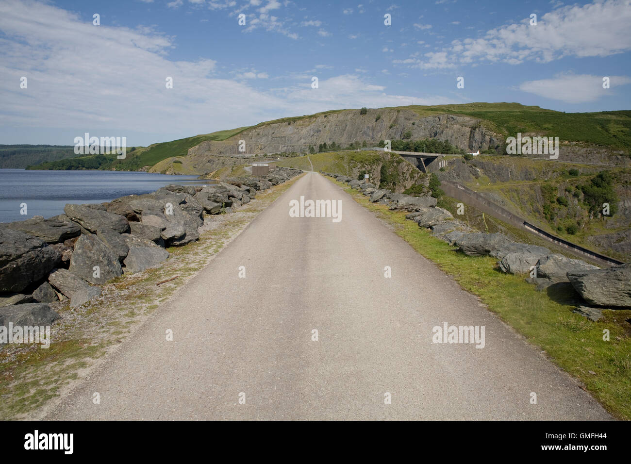 Road atop Llyn Brianne dam Stock Photo