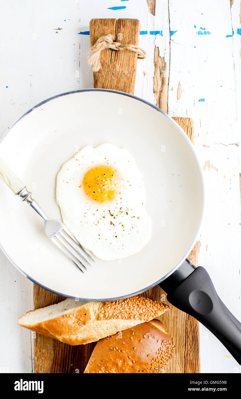 Ceramic egg pan hi-res stock photography and images - Alamy