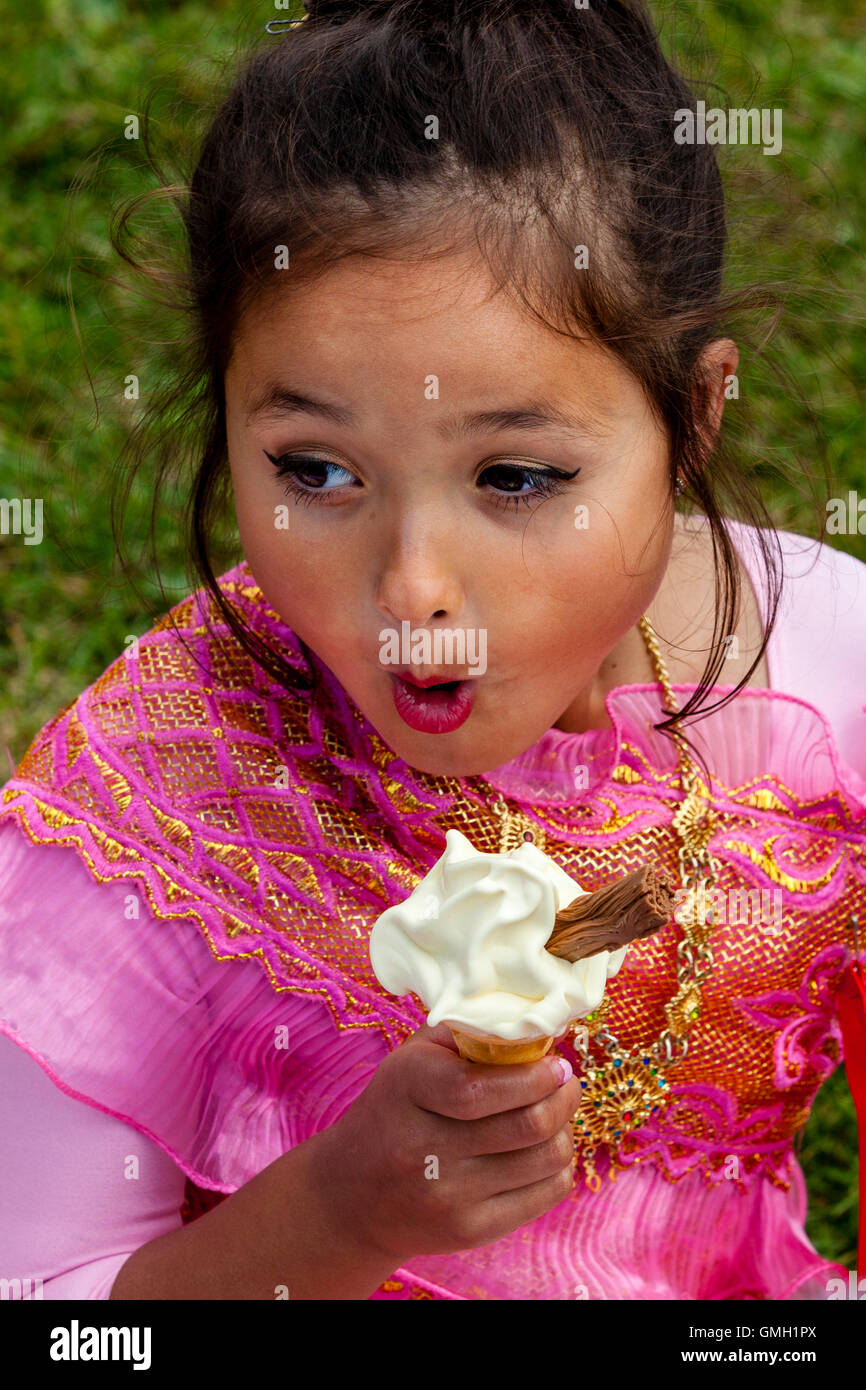 Child eating ice cream High Resolution 