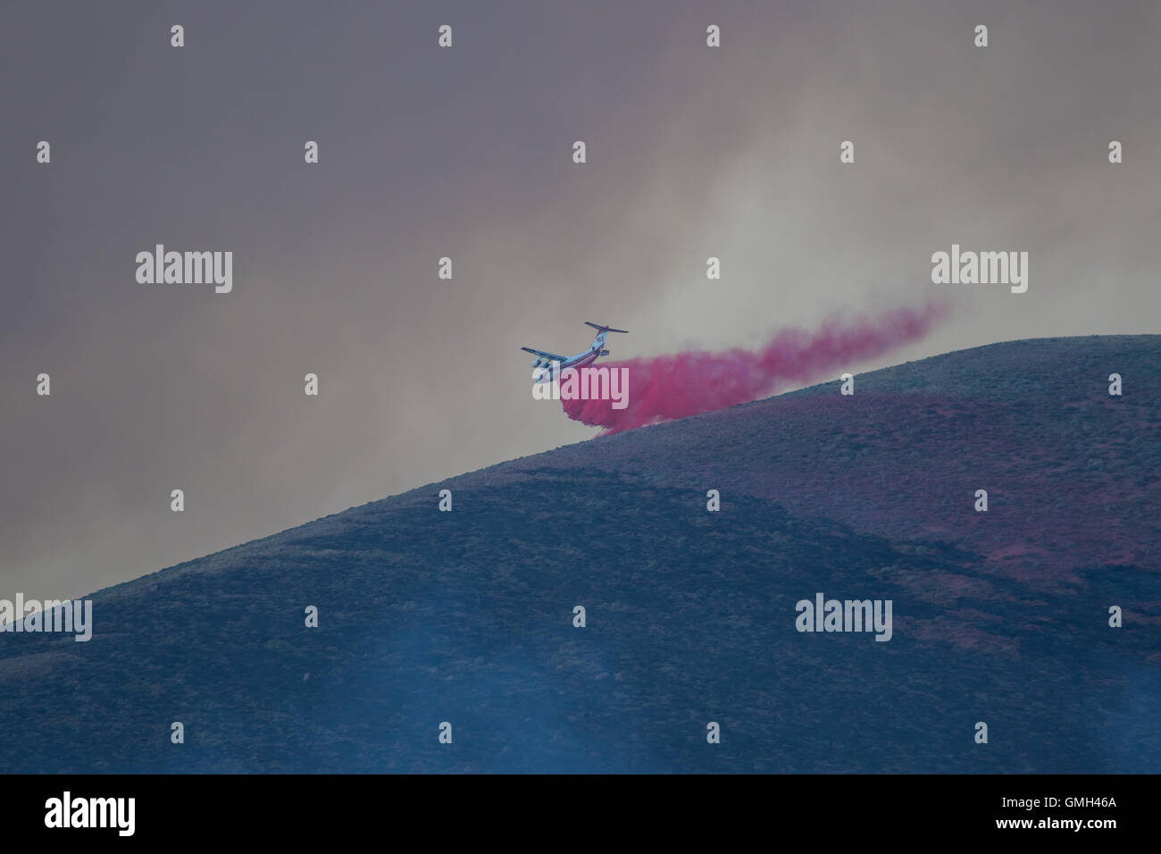 Firefighting plane drops fire retardant on the Clark wildfire at Bald Mountain in the Eastern Sierra Nevada Stock Photo