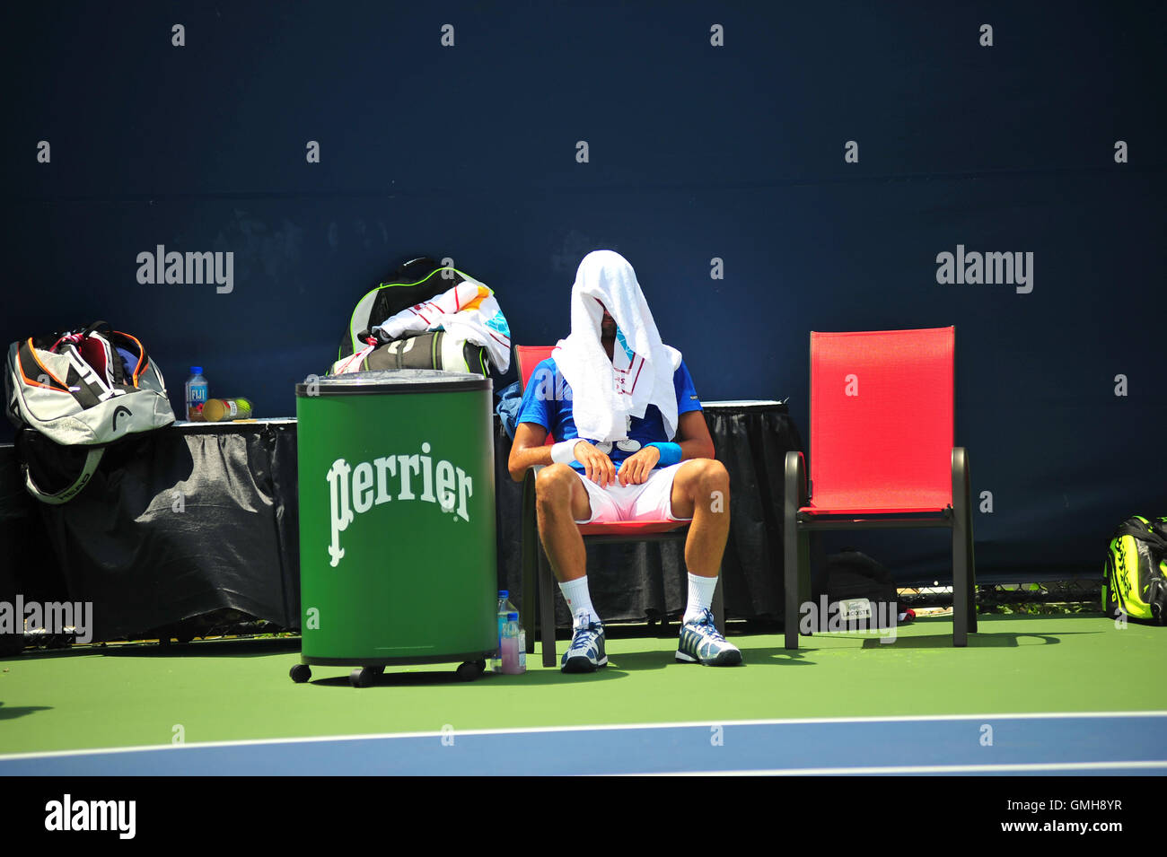 Towel on novak djokovics head hires stock photography and images Alamy