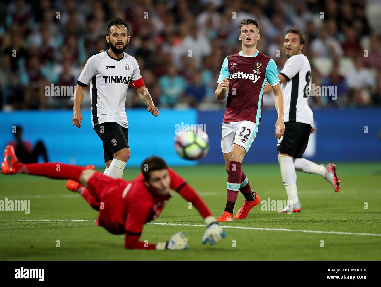 West Ham United's Sam Byram (second right) sees his attempt on goal go wide during the UEFA Europa League - Play Off match at the London Stadium, London. Stock Photo