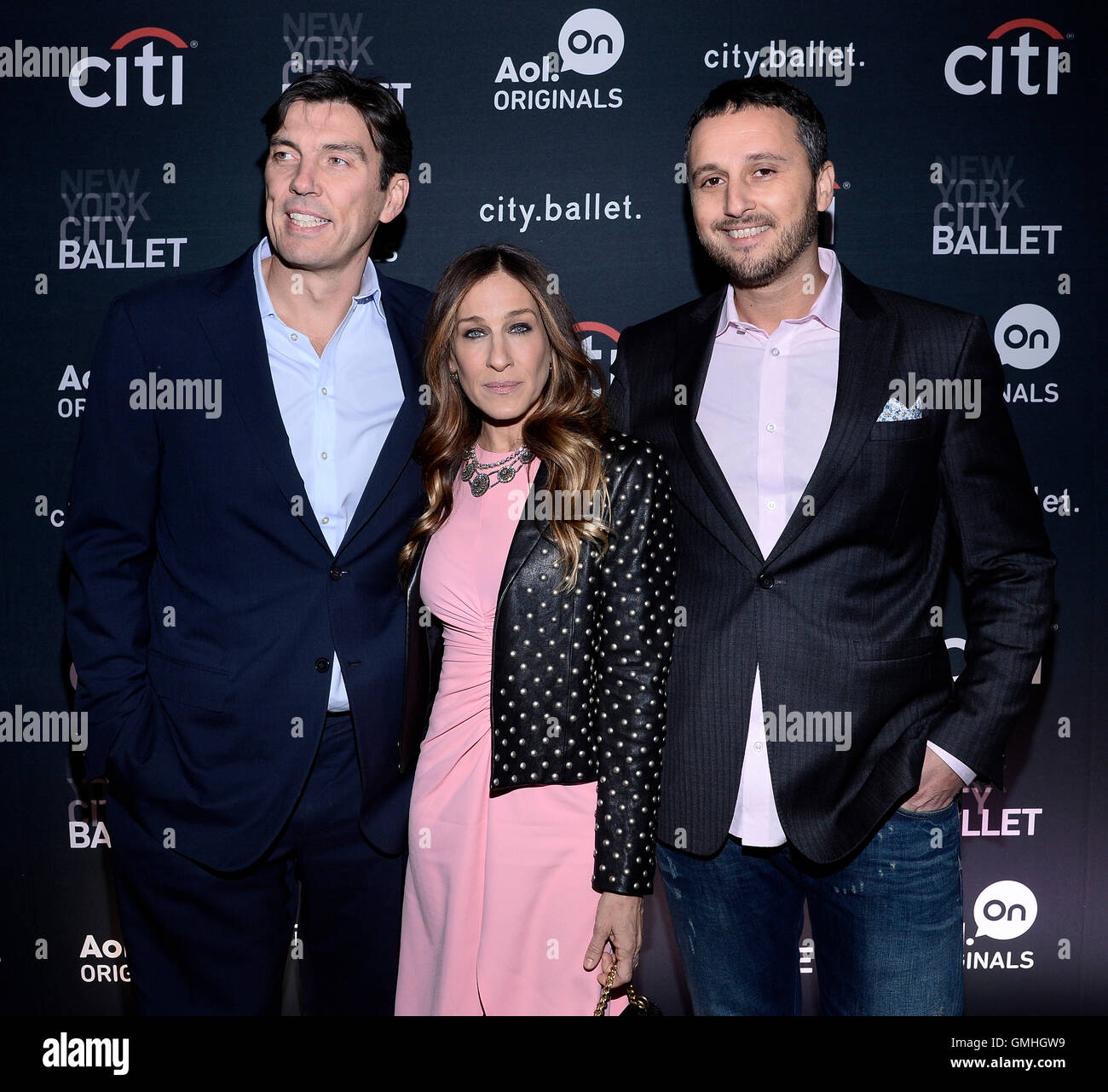 NEW YORK, NY - NOVEMBER 4:  (L-R) Chairman & CEO of AOL, Tim Armstrong, executive producer and series narrator, Sarah Jessica Parker and SVP of AOL On, Ran Harnevo  pictured at the Premiere of The New AOL ON Original Series city.ballet. at the Tribeca Cin Stock Photo