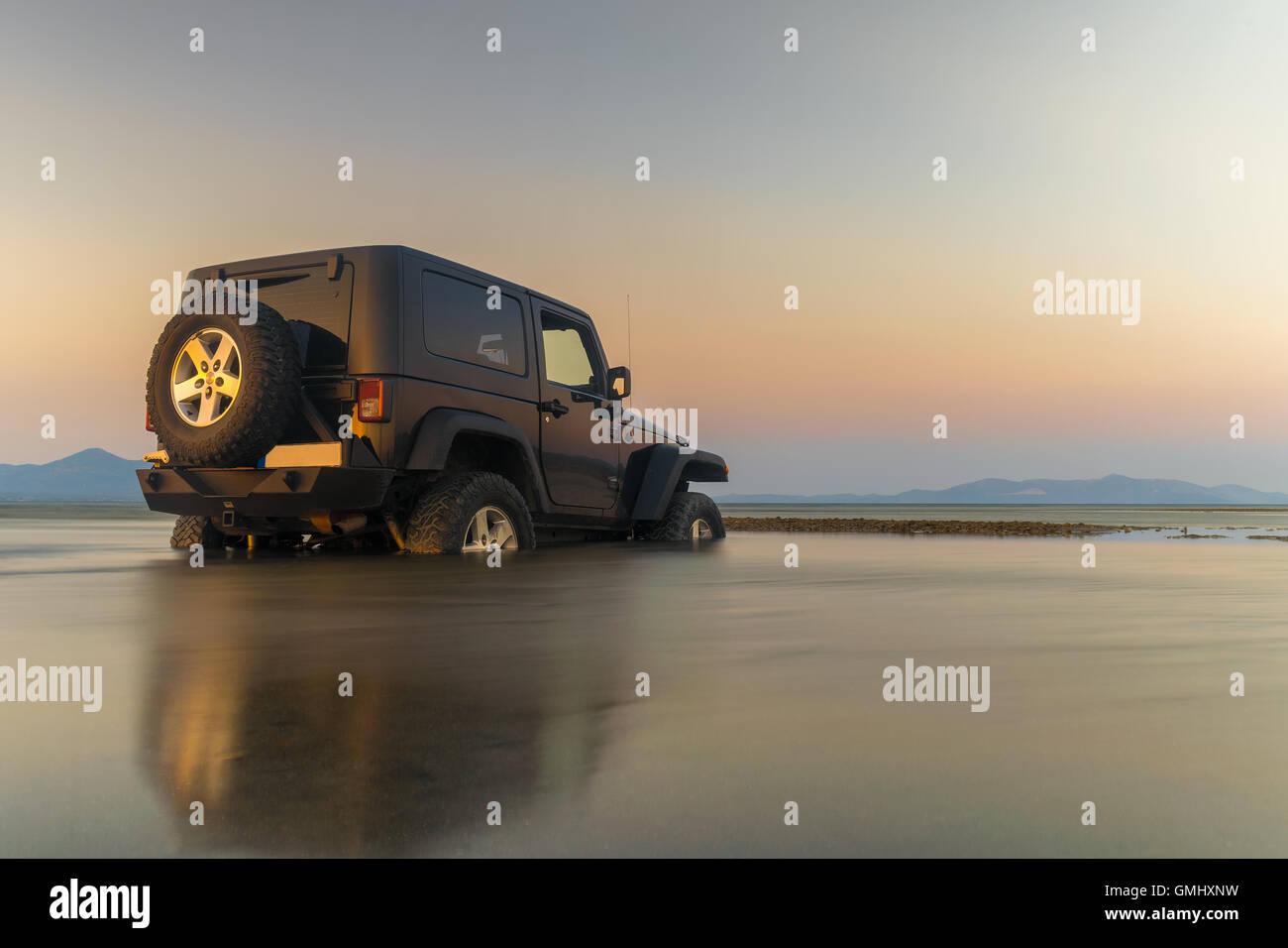 Mud jeep 4x4 four wheel drive hi-res stock photography and images - Alamy
